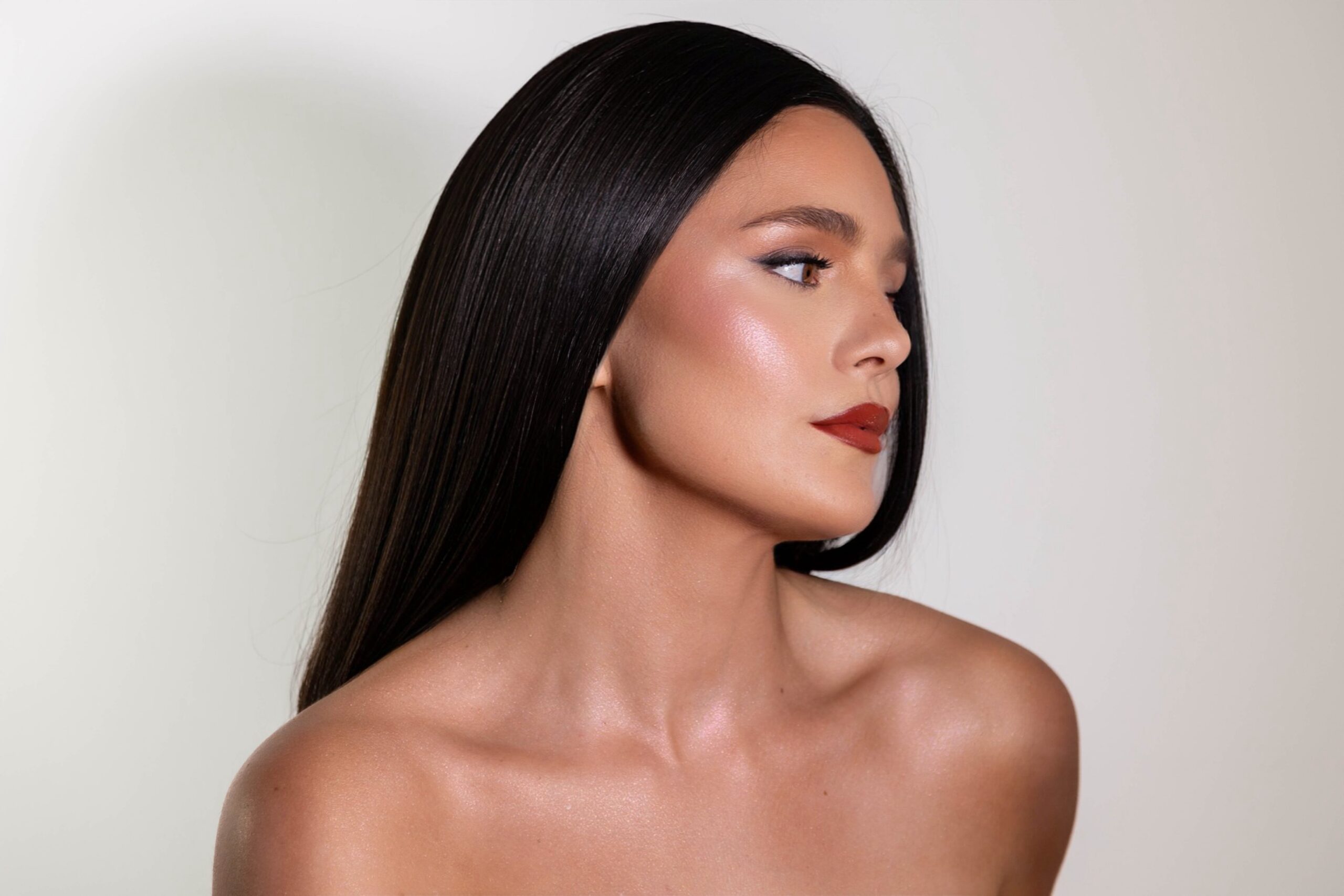 Piel radiante y luminosa, rubor y contouring